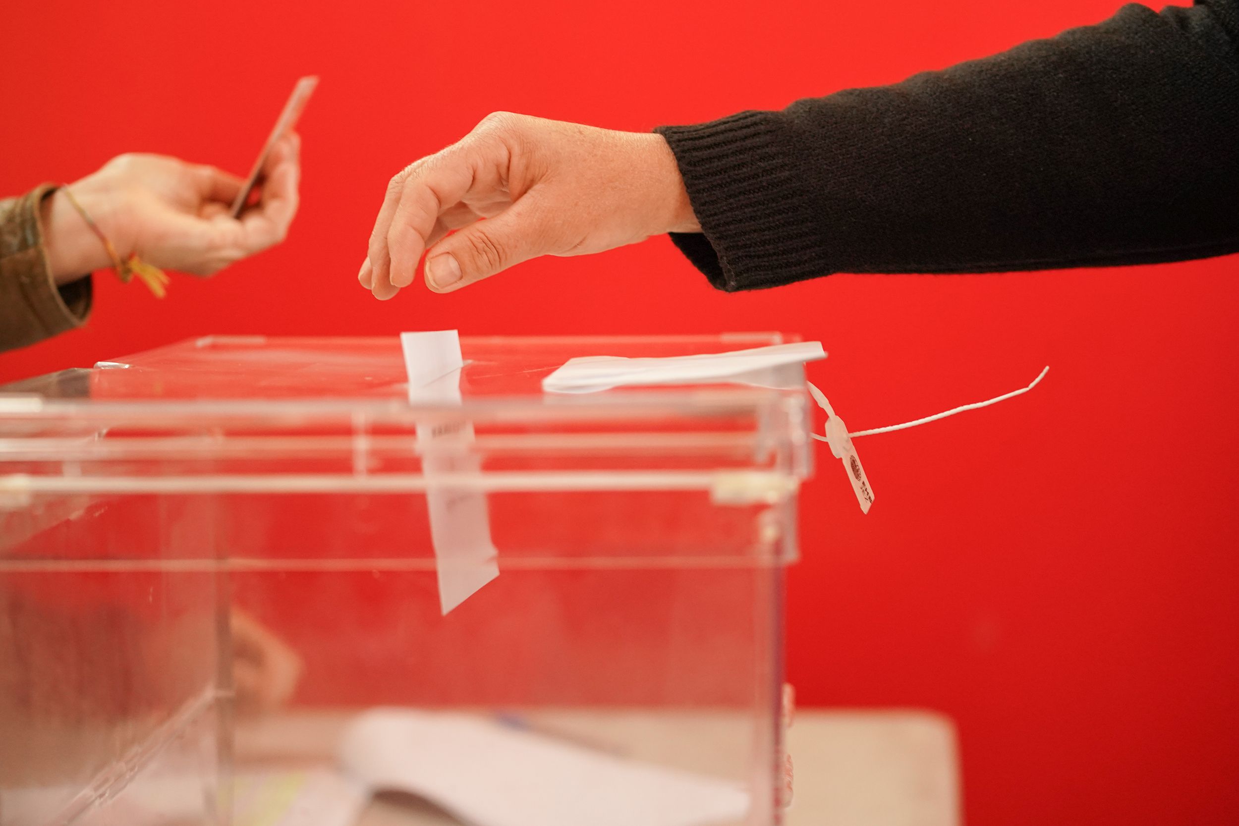 EuropaPress 5903863 persona ejerce derecho voto elecciones autonomicas vascas colegio publico