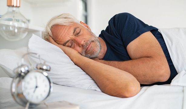 Estos son los riesgos para el corazón de dormir poco y mal