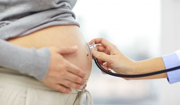 Una mujer con cáncer de mama muere tras interrumpir la quimioterapia y dar a luz a su hijo (Bigstock)