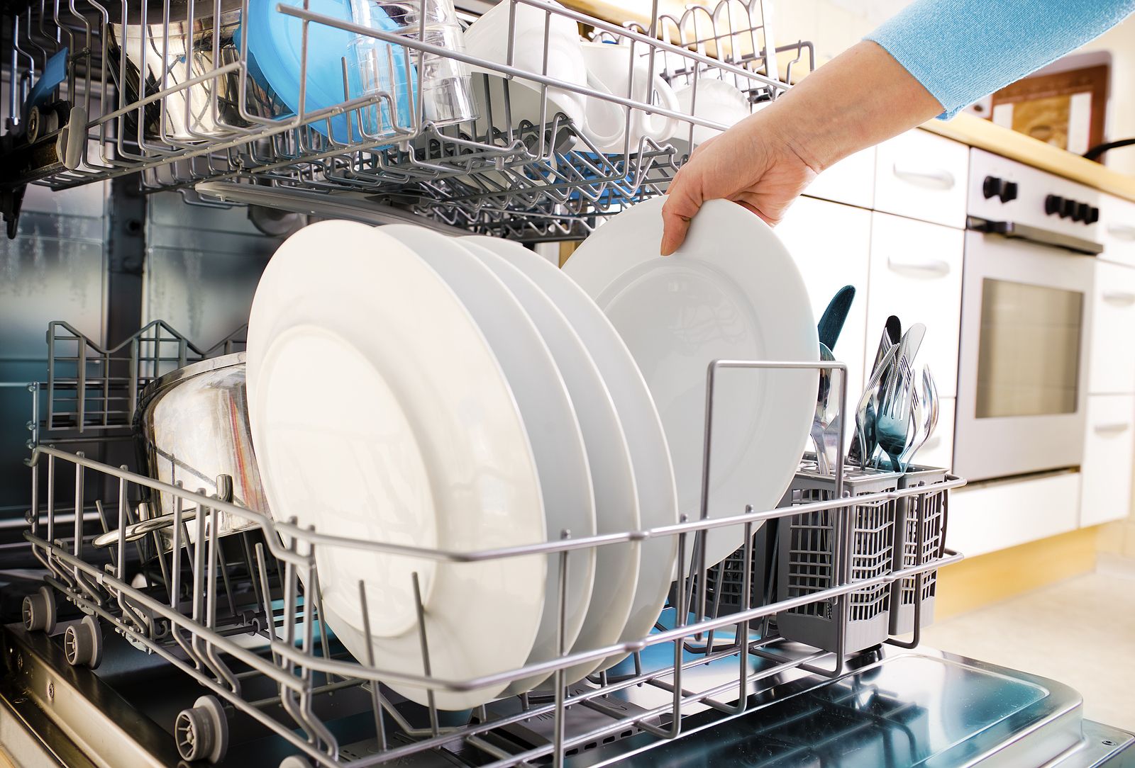 El truco para tener un lavavajillas más limpio: solo necesitarás unos palillos (Big Stock)