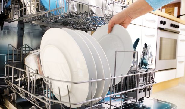 El truco para tener un lavavajillas más limpio: solo necesitarás unos palillos (Big Stock)