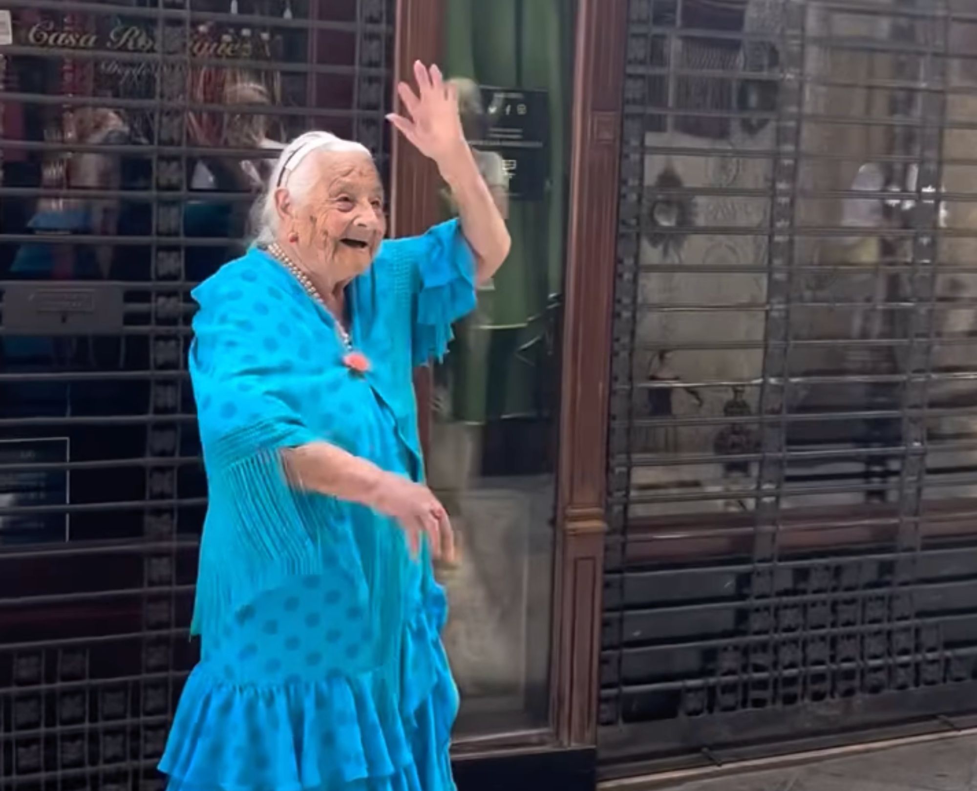 VÍDEO: Una mujer cumple su sueño y se viste de flamenca por primera vez a los 95 años (Redes Sociales)
