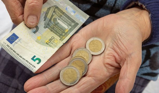 Vivir con pensiones entre 628 y 700 euros: la dura realidad de casi medio millón de personas