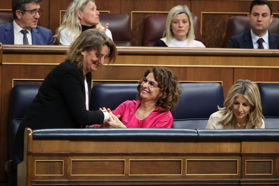 La vicepresidenta tercera y ministra para la Transición Ecológica y el Reto Demográfico, Teresa Ribera; la vicepresidenta primera y ministra de Hacienda, María Jesús Montero, y la vicepresidenta segunda y ministra de Trabajo y Economía Social, Yolanda Díaz, durante una sesión de control al Gobierno,