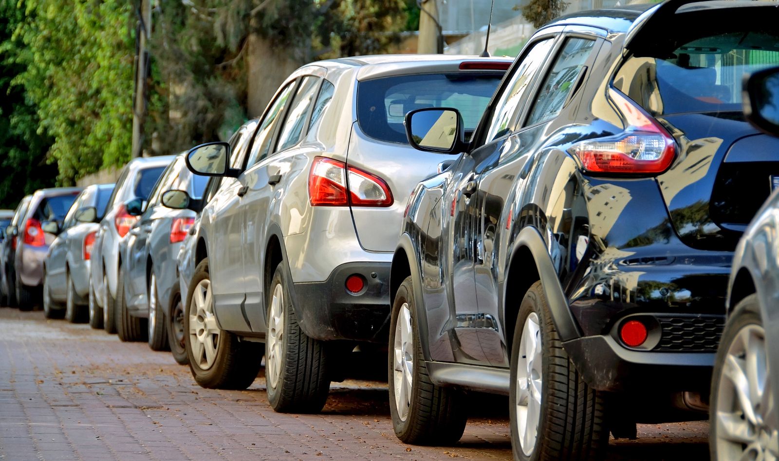 Esta es la multa que te puede poner la DGT por aparcar el coche en sentido contrario