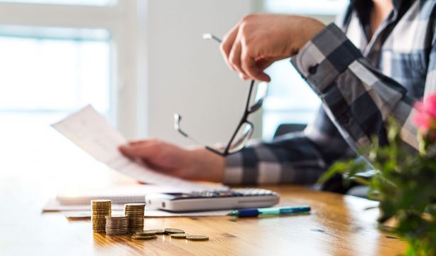 Los españoles se aprietan el cinturón: más de la mitad ha recortado gastos por la inflación (BigStock)