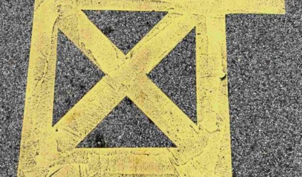 DGT: ¿Qué significa el cuadrado amarillo que hay en algunas calles españolas?