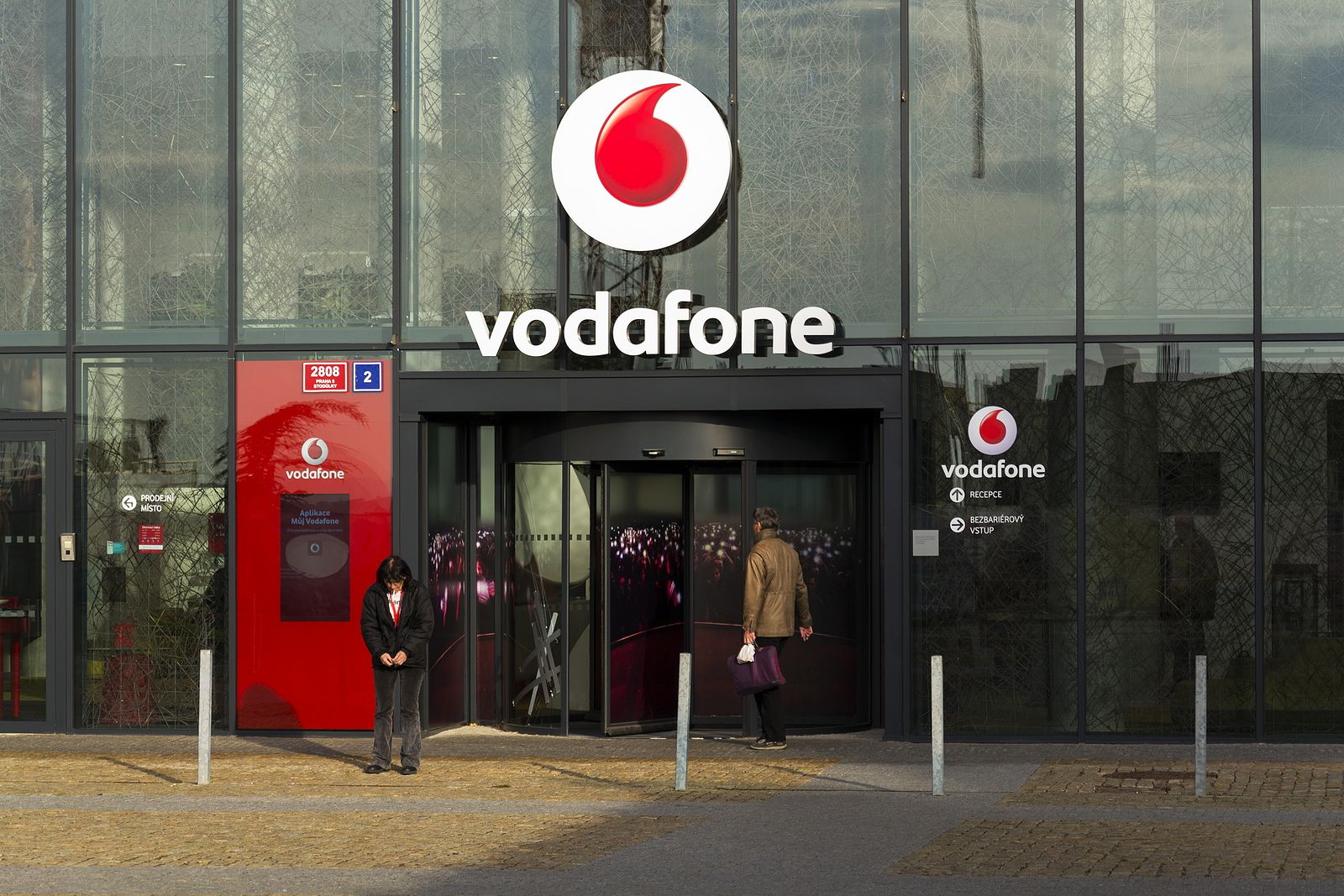 Vodafone, Wallapop y Farmaferoles, las compañías más reclamadas en la OCU