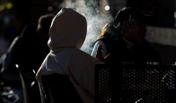 Sanidad mantiene su apuesta por prohibir fumar en terrazas 