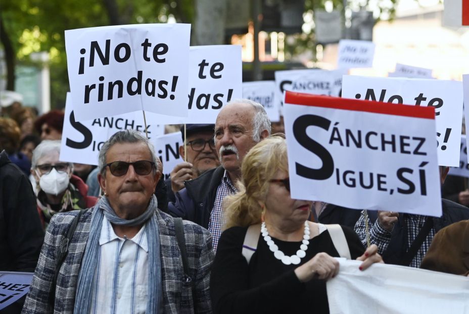 EuropaPress 5923473 decenas personas manifestacion apoyo pedro sanchez 28 abril 2024 madrid