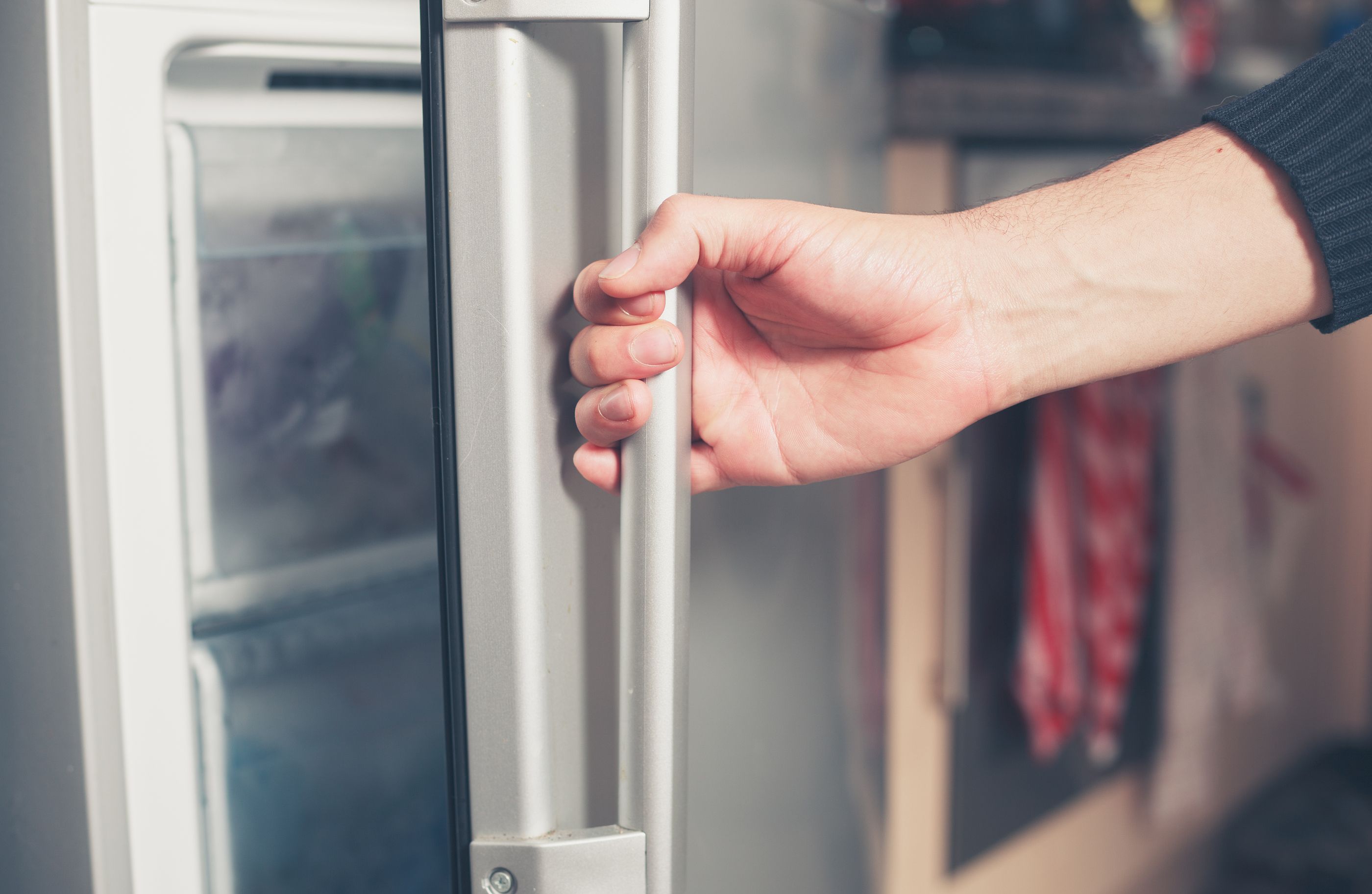 El truco del papel de aluminio para eliminar el hielo del congelador de manera rápida (Bigstock)