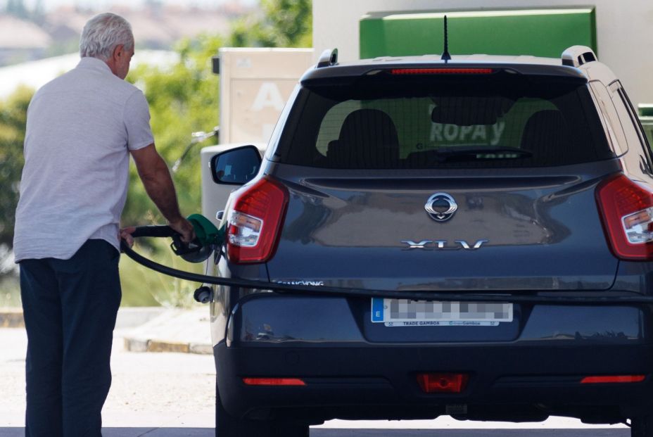 EuropaPress 5333482 persona reposta gasolinera