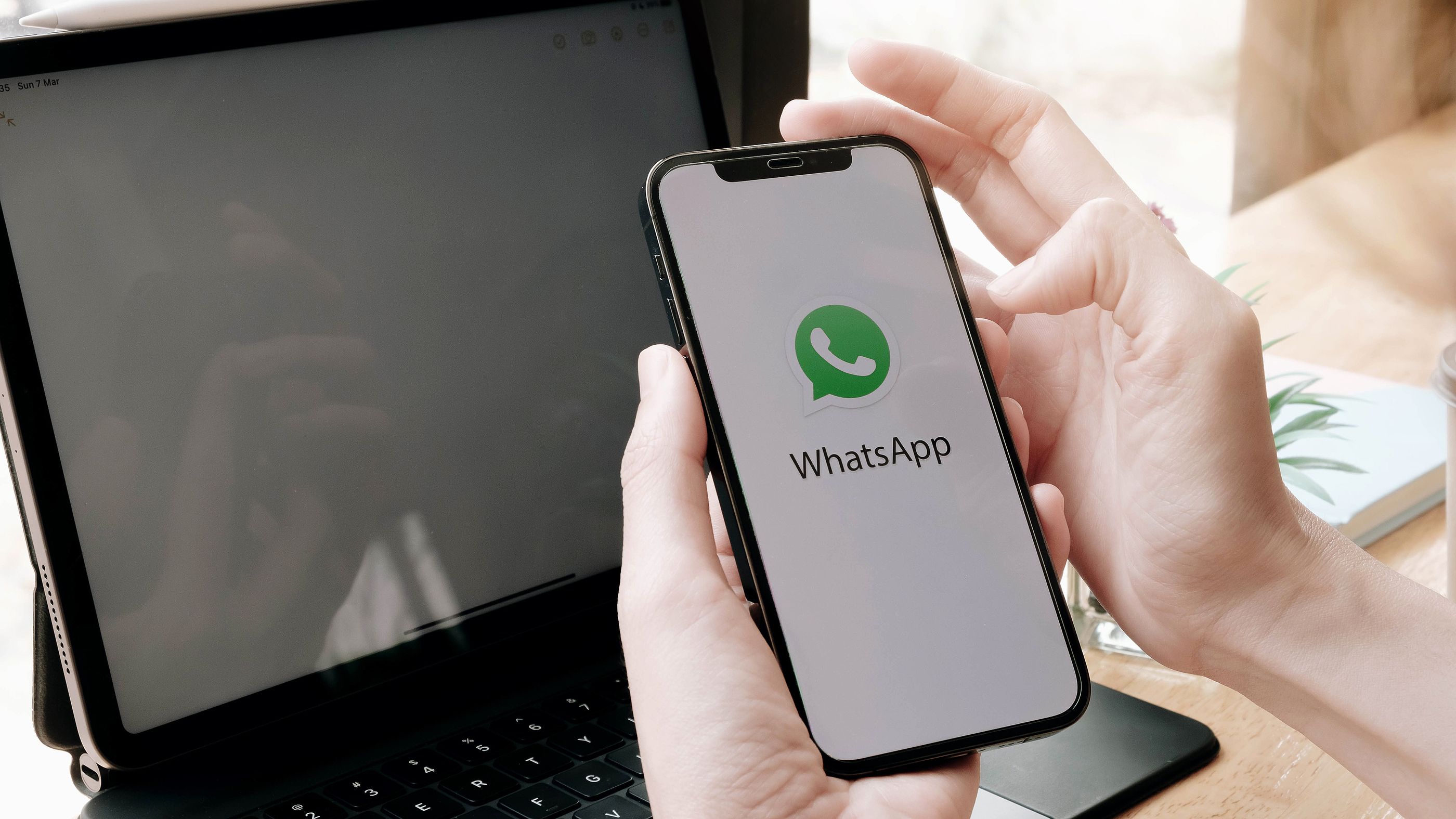 Cómo pasar fotos y vídeos desde el móvil al ordenador a través de WhatsApp y sin usar cables (Bigstock)