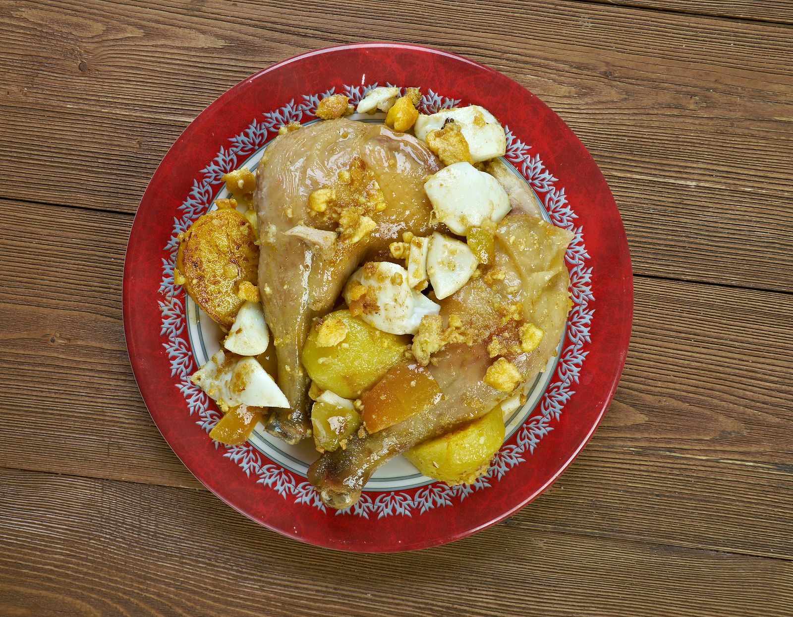 Receta tradicional madrileña: gallina (o pollo) en pepitoria y la versión gourmet con pintada. Foto: Bigstock
