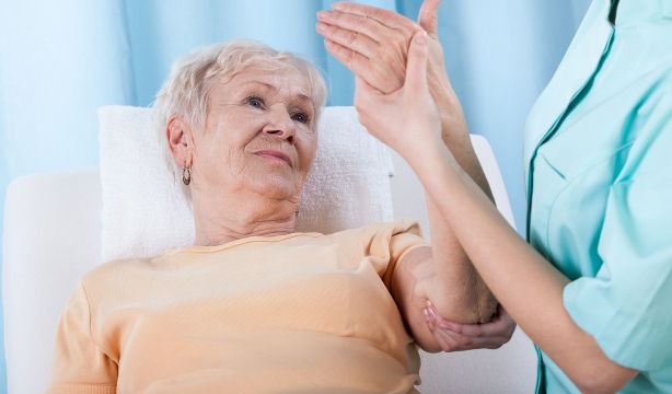 Experta afirma que la edad o el sexo femenino aumentan el riesgo de osteoporosis