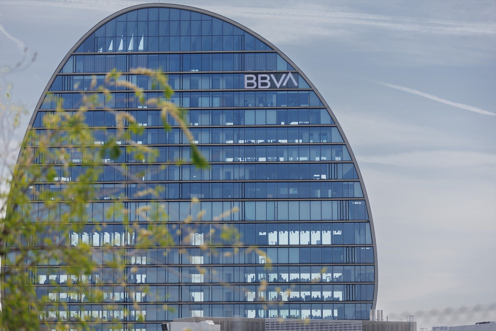 BBVA estudia una fusión con Sabadell