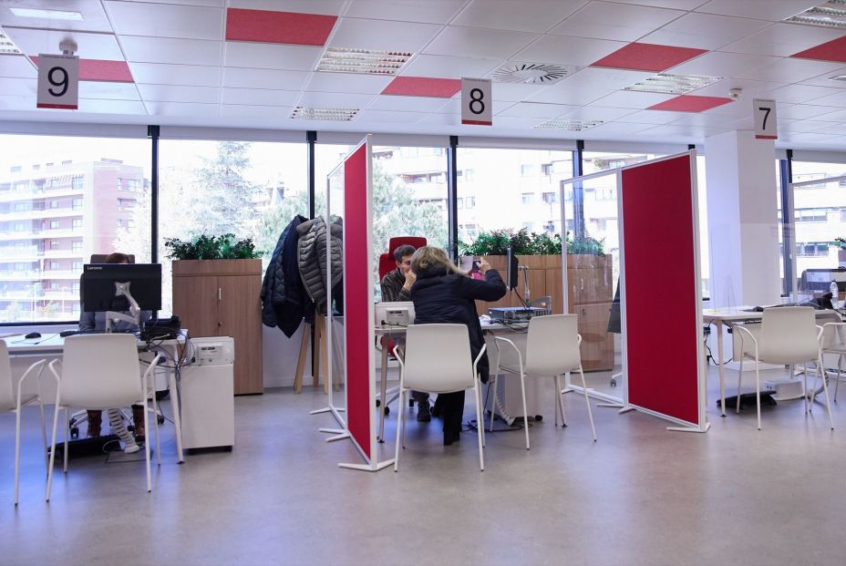 España supera por primera vez la barrera de los 21 millones de ocupados España supera por primera vez la barrera de los 21 millones de ocupados