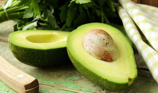 Los efectos beneficiosos del aguacate en la salud de las mujeres (Bigstock)