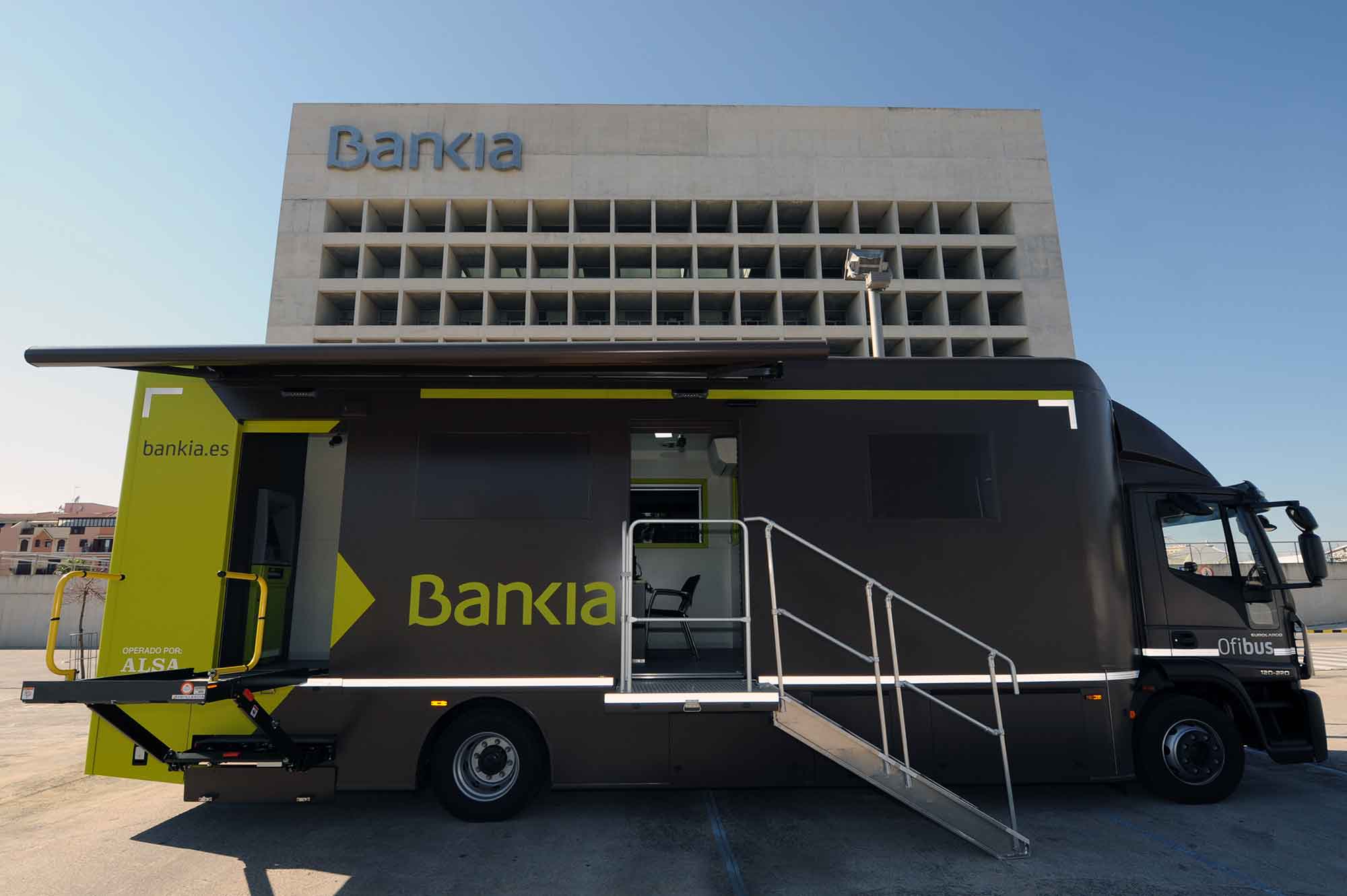 Los 12 ofibuses de Bankia dan servicio a 373 pequeños municipios en riesgo de exclusión financiera