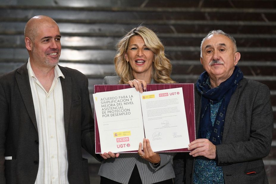 Díaz firma con CCOO y UGT la reforma del subsidio de paro: "No es ninguna paguita, es un derecho"