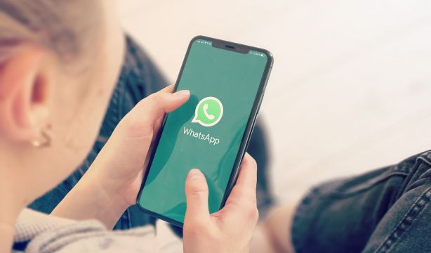 Alertan del bulo en WhatsApp sobre la subida de pensiones que busca estafar a personas mayores