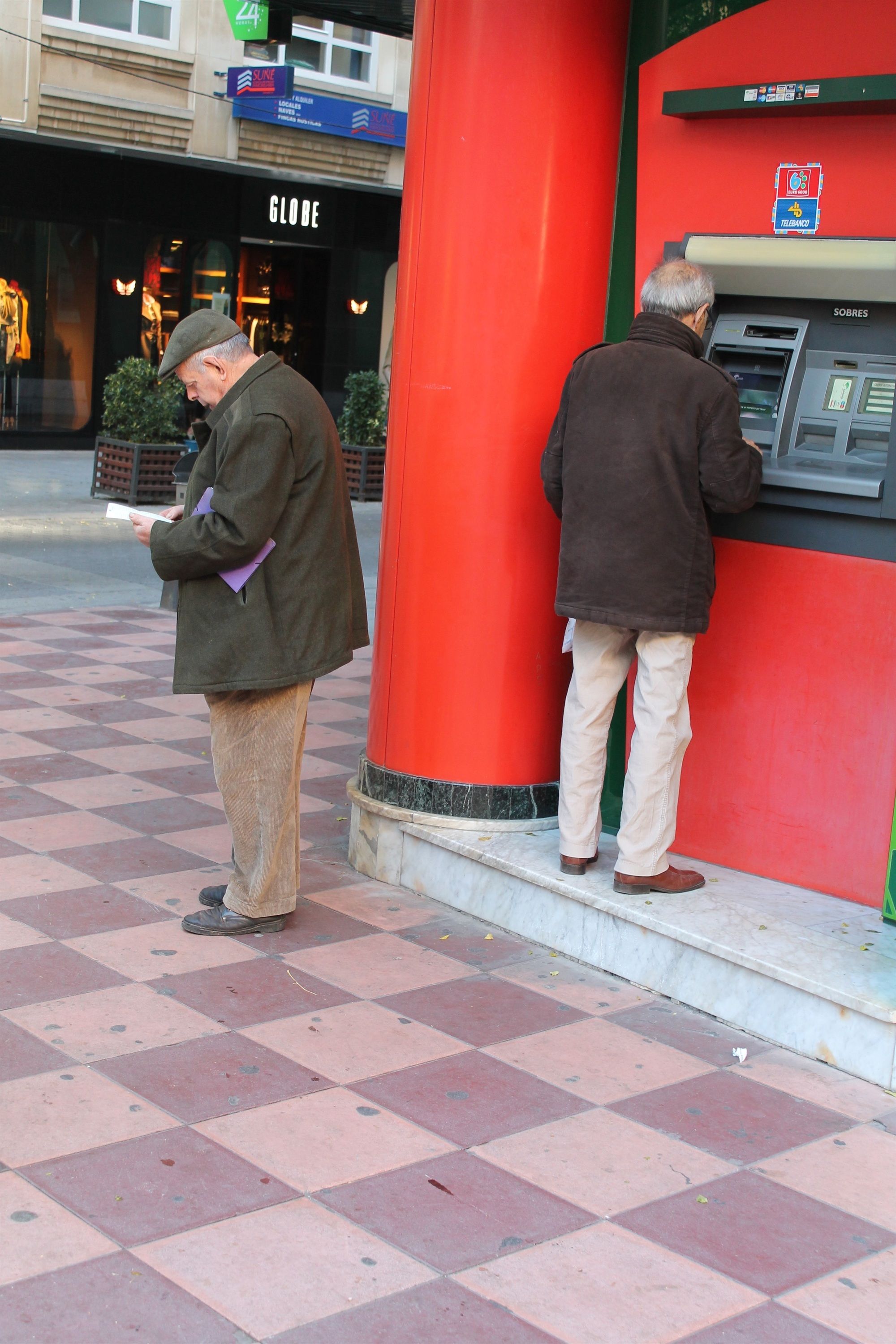 El Defensor del Pueblo saca los colores a banca y administraciones por la exclusión financiera