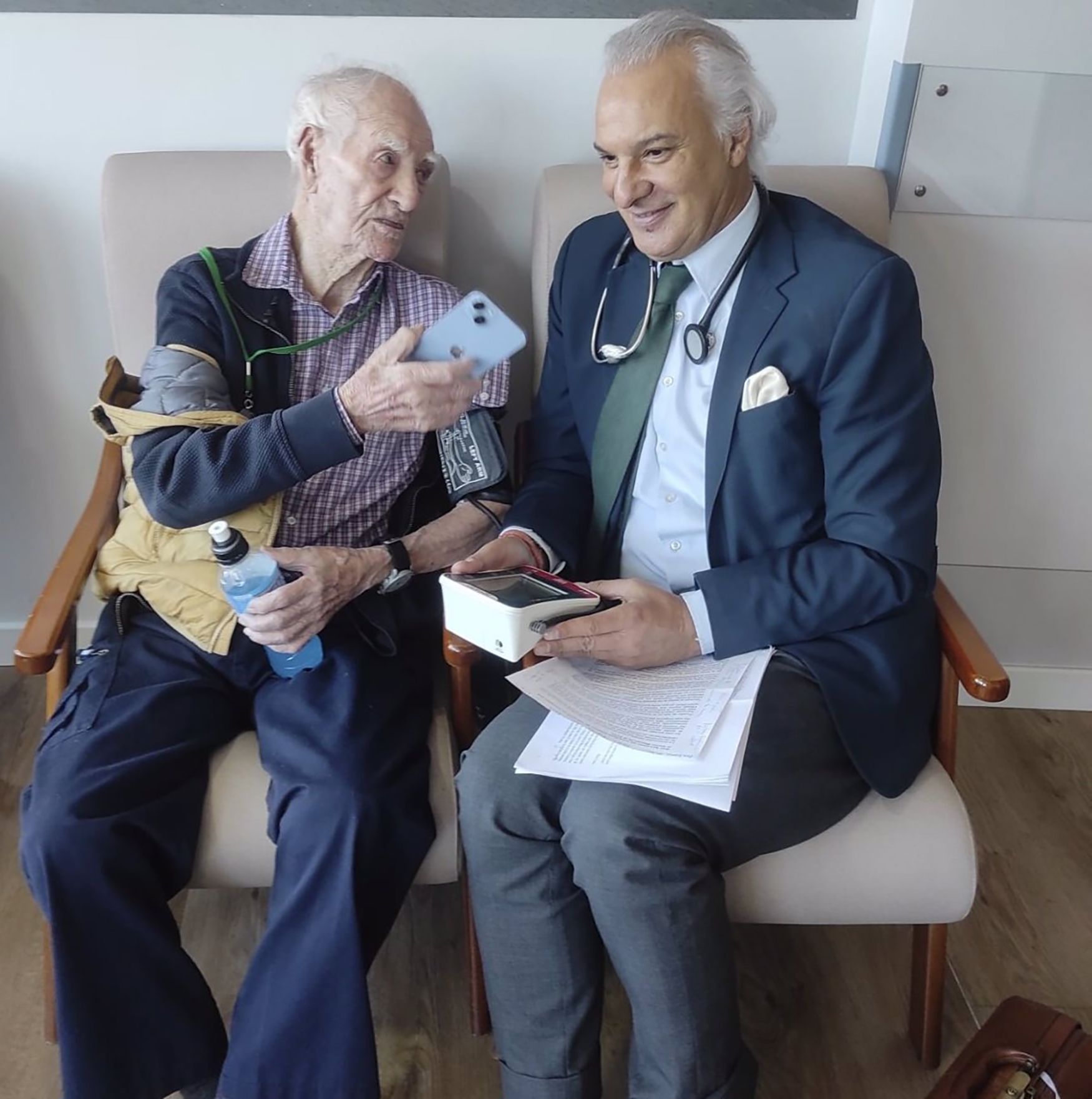 Servando, de 109 años, revela su secreto: "Dieta sana, vino en la comida y caminar una hora al día"