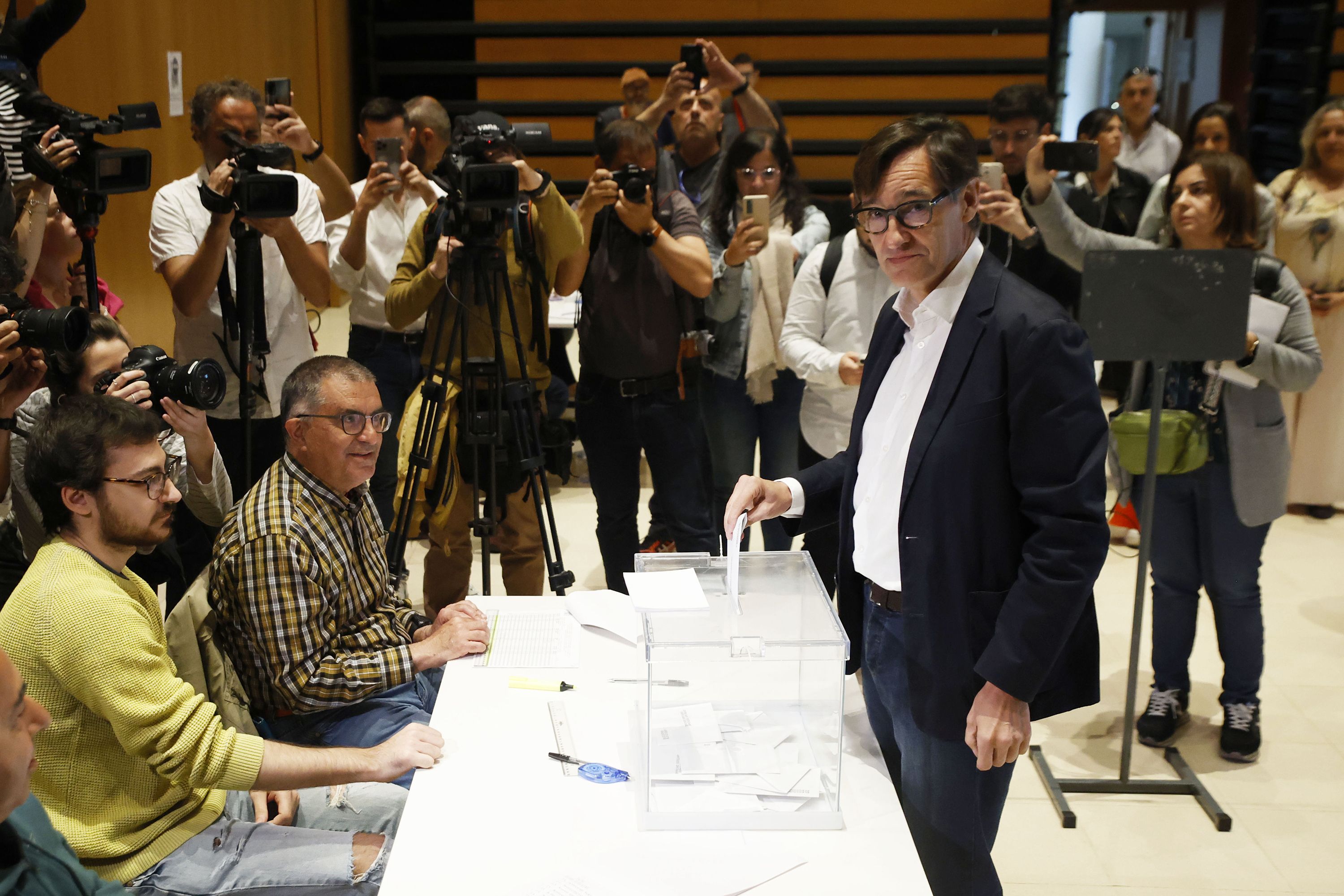 El PSC ganaría las elecciones en Cataluña, según los sondeos
