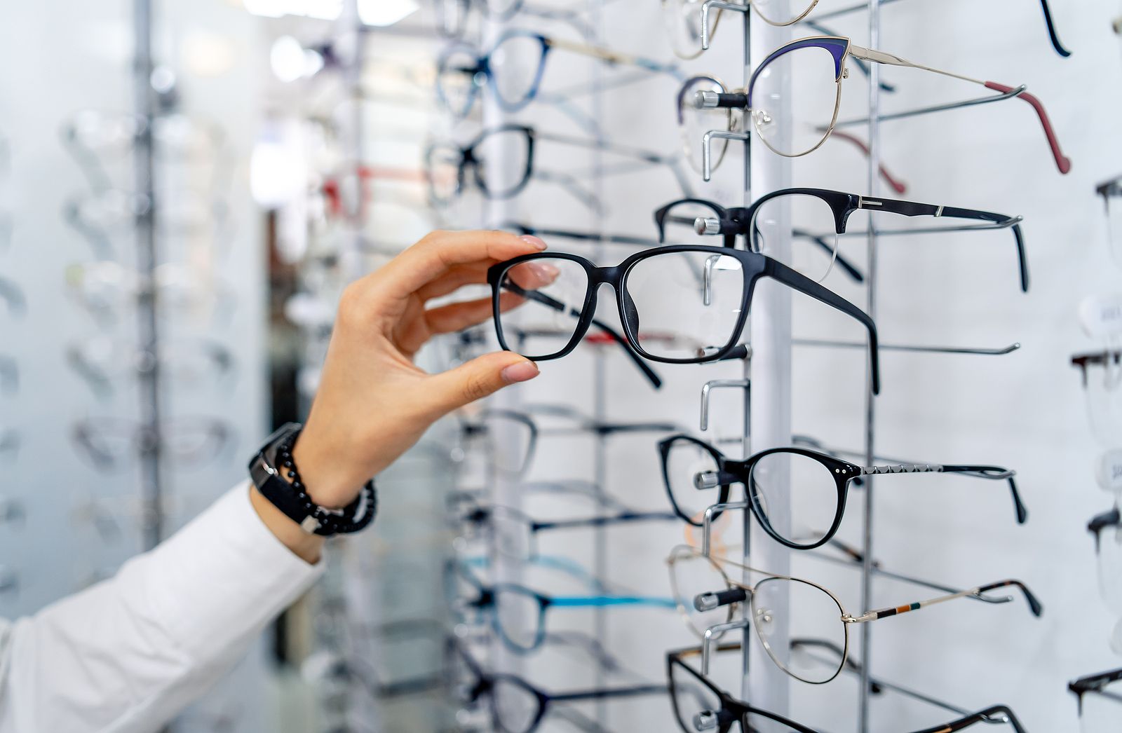 Sanidad quiere comenzar a financiar gafas y lentillas a partir de 2025