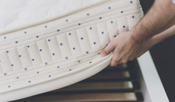 El truco para eliminar la suciedad del colchón de forma rápida (Bigstock)