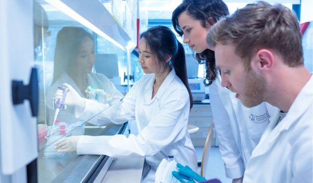 El Gobierno rectifica y promete negociar la cotización de los antiguos becarios e investigadores
