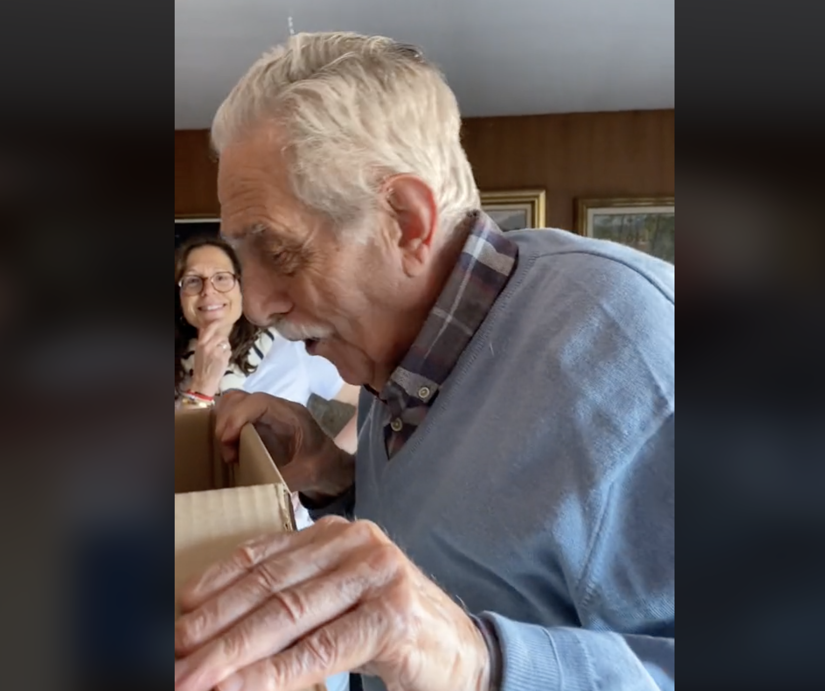 Sorprende a su abuelo con un asiento del Camp Nou y su reacción se vuelve viral