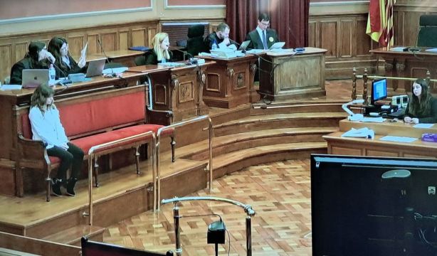 Mata a su hija de cuatro años y escribe al padre: "La he parido yo y no te la vas a quedar"