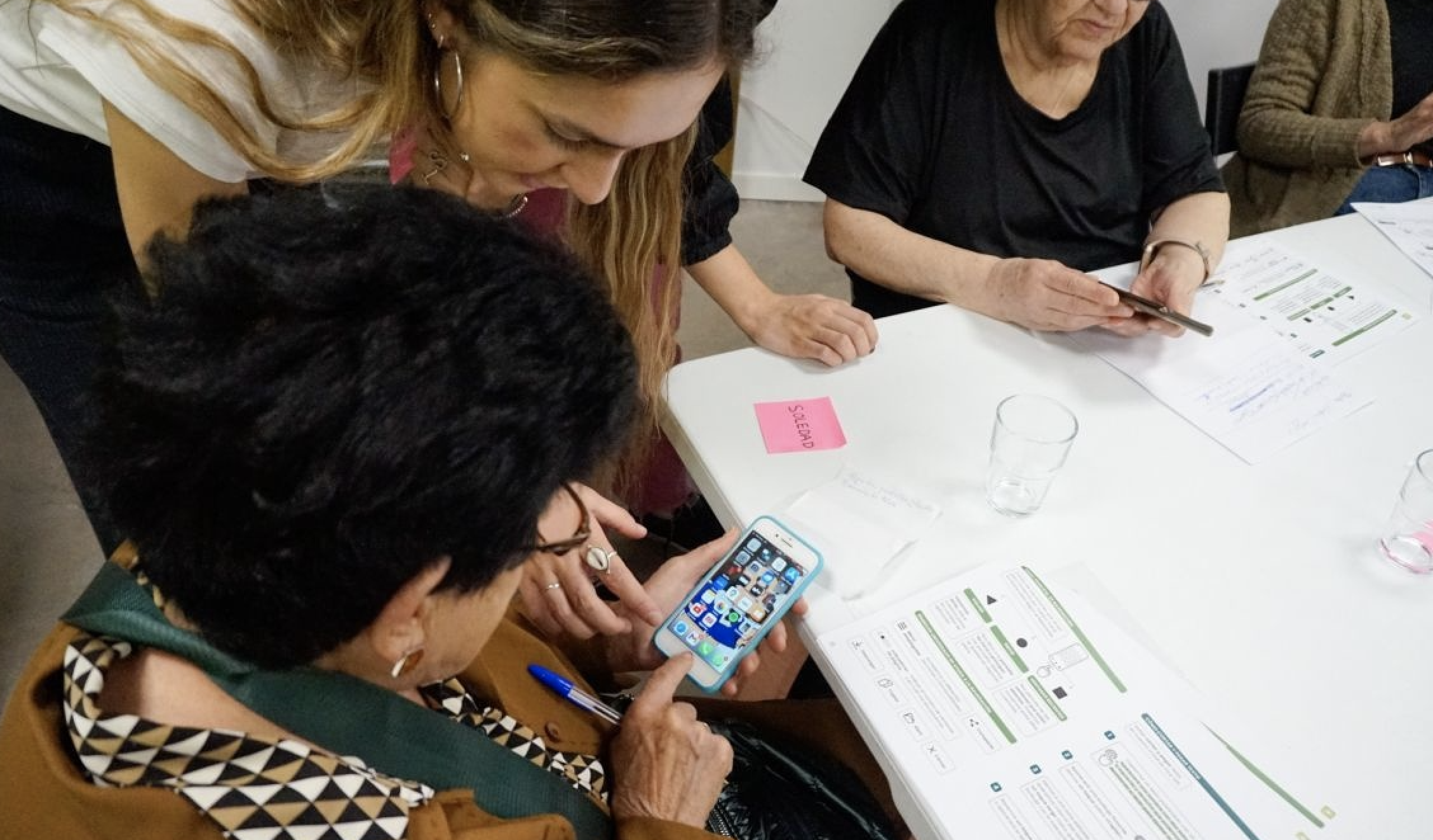 La AEB lanza 'Tu móvil y tú', un programa de capacitación digital para 1.300 mayores