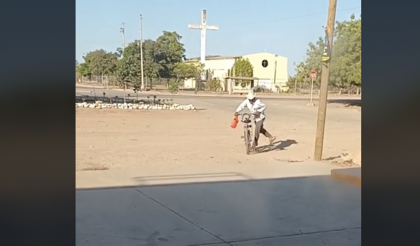 VÍDEO: Enternece en las redes al llevarle en bicicleta la comida a su nieta todos los días