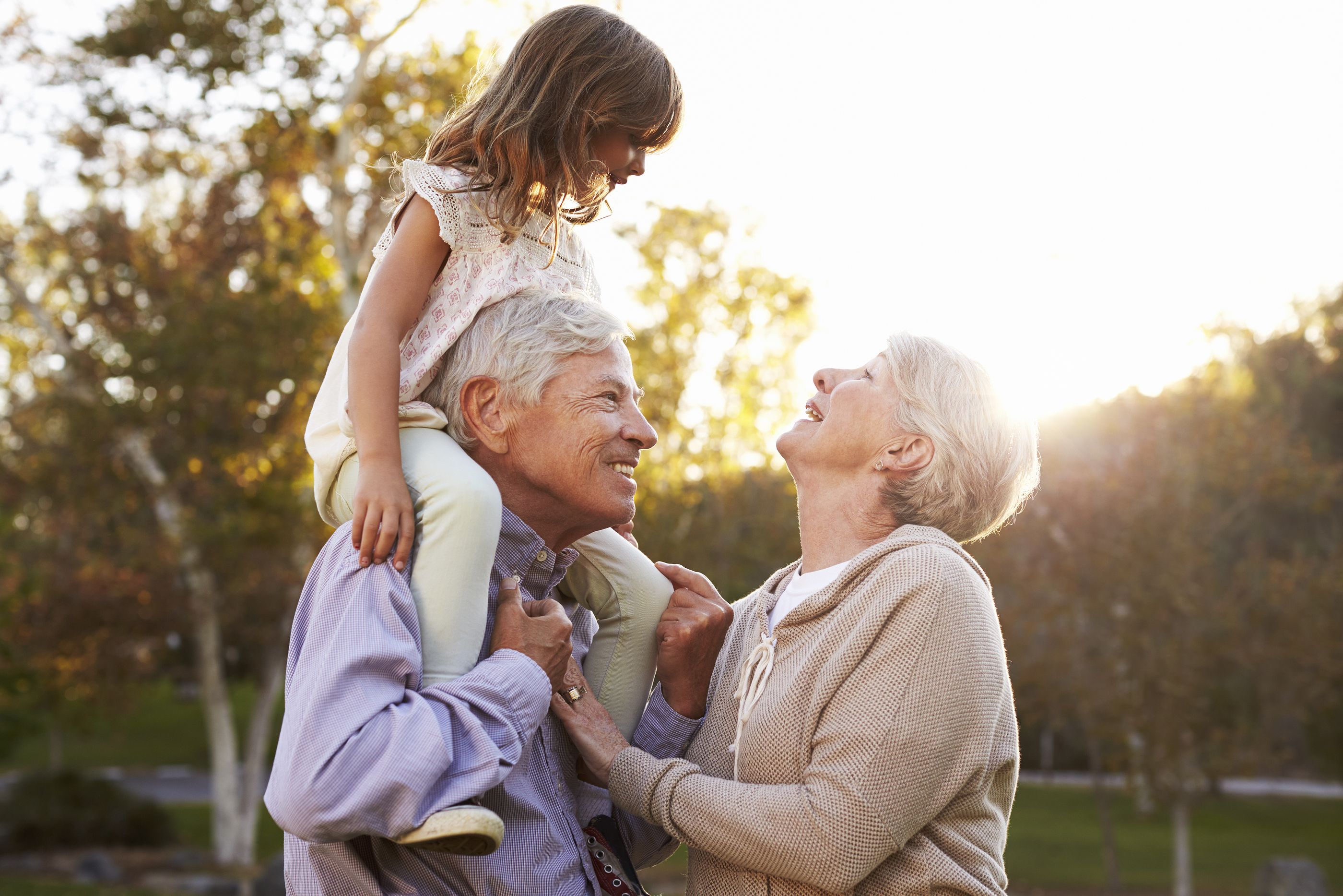 Abuelos y nietos comparten tiempo de ocio cultural porque "les gusta" y les hace más felices (Bigstock)