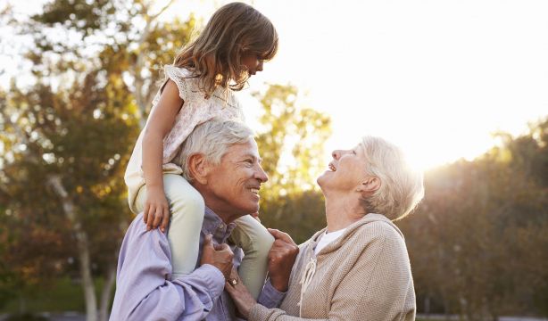 Abuelos y nietos comparten tiempo de ocio cultural porque "les gusta" y les hace más felices (Bigstock)