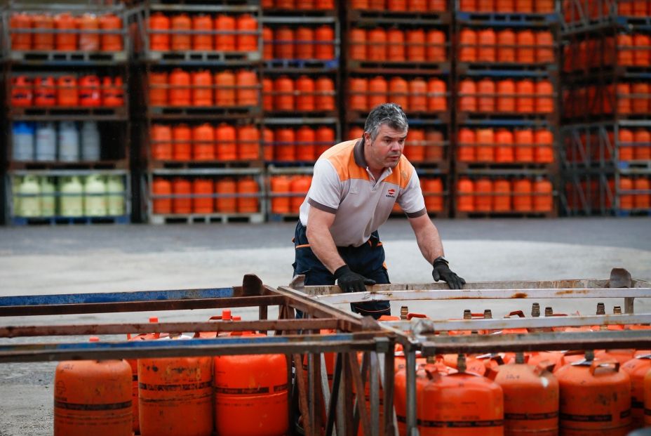 EuropaPress 5591359 repartidor bombonas butano revisa bombonas 21 noviembre 2023 lugo galicia (1) EuropaPress 5591359 repartidor bombonas butano revisa bombonas 21 noviembre 2023 lugo galicia (1)