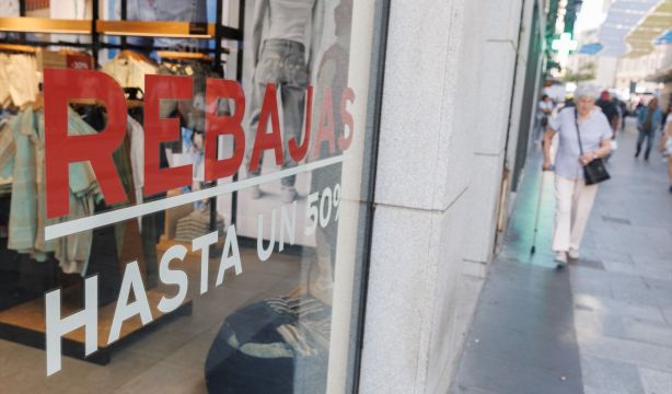 EuropaPress 5288740 cartel rebajas escaparate dia comienzan rebajas verano 2023 22 junio 2023 (1)