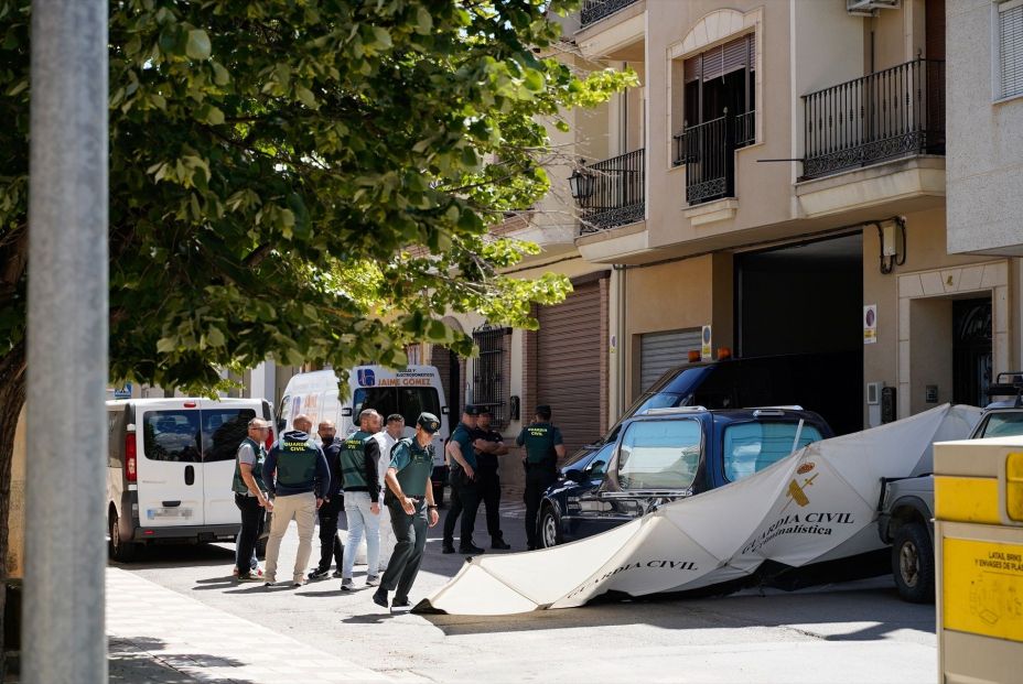 Un hombre mata a sus dos nietos y se suicida tras atrincherarse en una casa de Huétor Tájar (Granada) Un hombre mata a sus dos nietos y se suicida tras atrincherarse en una casa de Huétor Tájar (Granada)