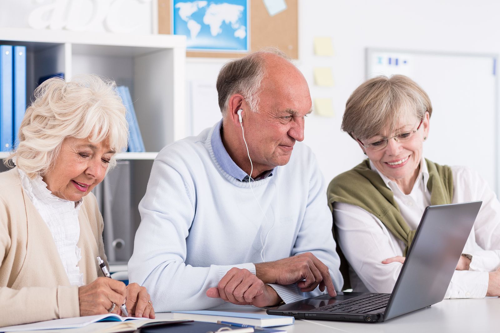Cada vez más conectados: suben un 30% en un año los mayores de 74 años que usan Internet en Galicia