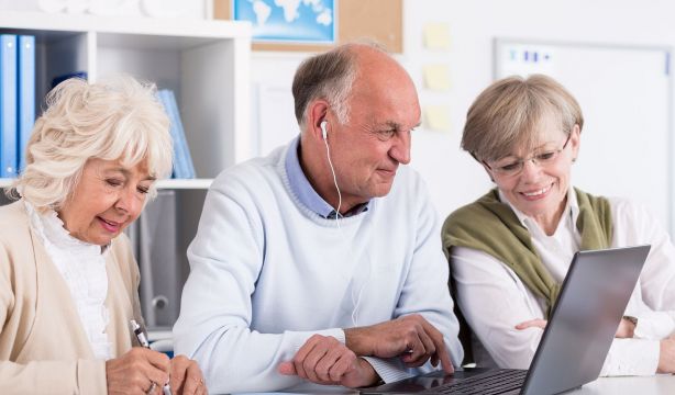 Cada vez más conectados: suben un 30% en un año los mayores de 74 años que usan Internet en Galicia