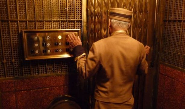 De cigarrera a lechero: 10 profesiones que han desaparecido para siempre en España