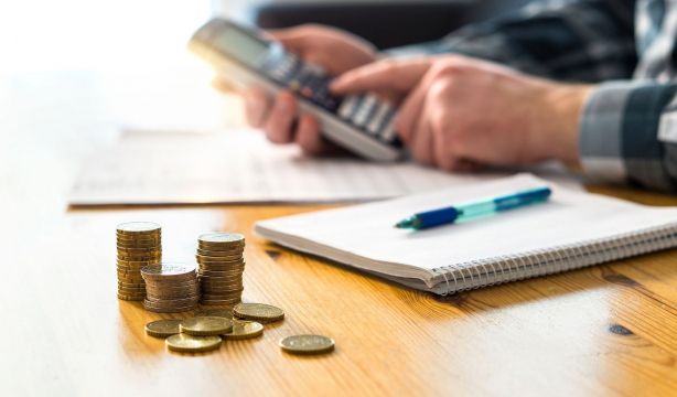 Los hogares españoles ganan menos que en 2008, pero pagan más IRPF que nunca