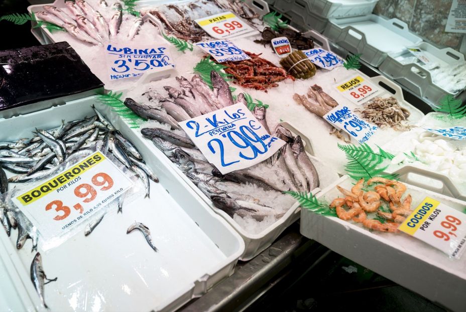 El pescado fresco envasado del supermercado puede cuesta un 30% más, advierte la OCU