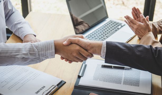 Empleo sénior: ayudas y subvenciones disponibles para la contratación de mayores de 45 años (Bigstock)