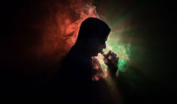Los vapeadores, el nuevo negocio de la industria del tabaco con serios riesgos para la salud