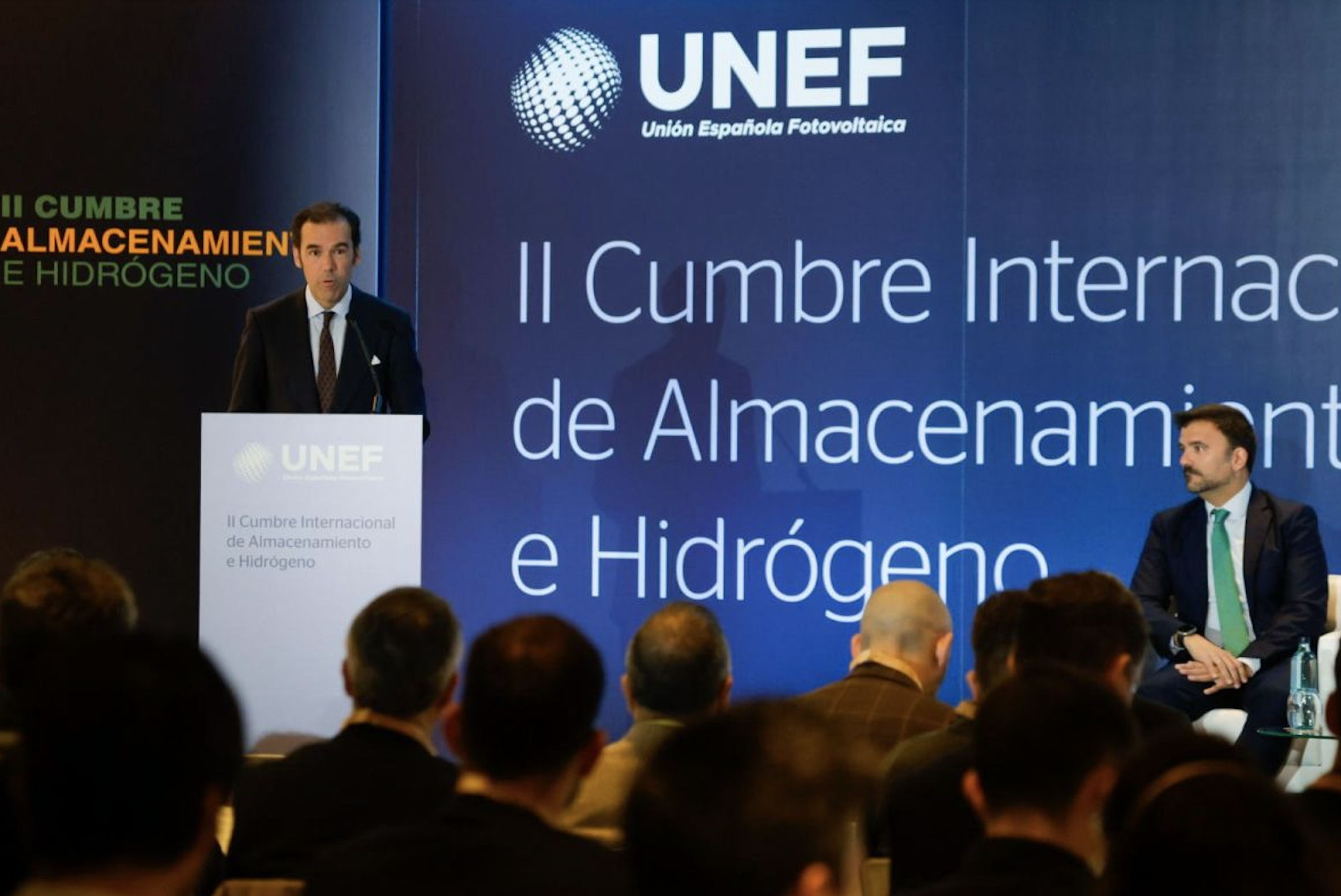 El sector fotovoltaico español pide eliminar barreras para el almacenamiento y el hidrógeno verde