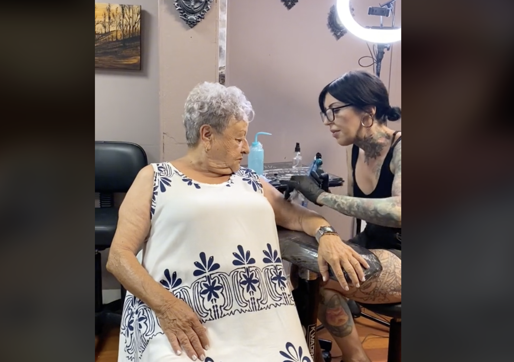 Se tatúa por primera vez a los 83 años e impresiona con su tranquilidad: "No he sentido nada" Se tatúa por primera vez a los 83 años e impresiona con su tranquilidad: "No he sentido nada"