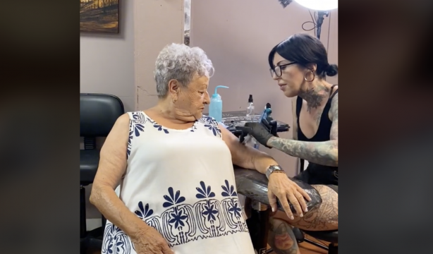 Se tatúa por primera vez a los 83 años e impresiona con su tranquilidad: "No he sentido nada"